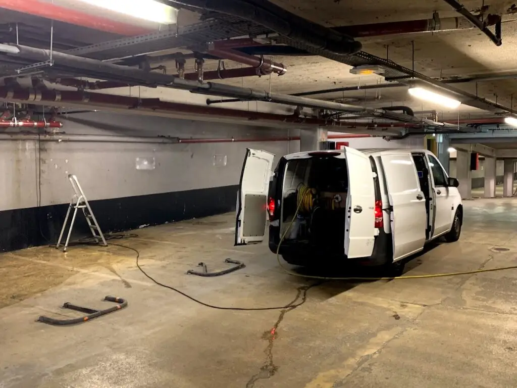 Pompe de débouchage industrielle utilisée pour un dégorgement rapide sous un bâtiment.
